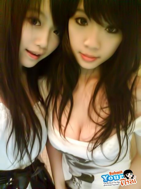 亞洲美女業餘女孩在獨奏中展示她驚人的身材和姿勢