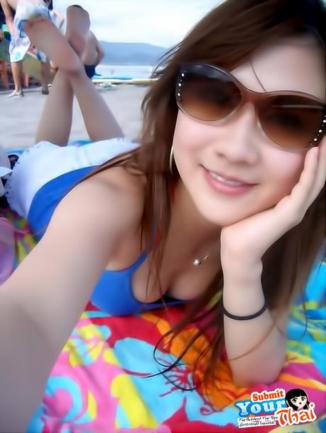 亞洲美女業餘女孩在獨奏中展示她驚人的身材和姿勢