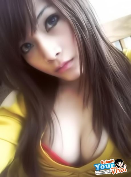 亞洲美女業餘女孩在獨奏中展示她驚人的身材和姿勢