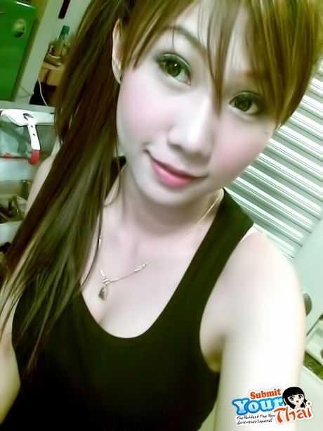 亞洲美女業餘女孩在獨奏中展示她驚人的身材和姿勢