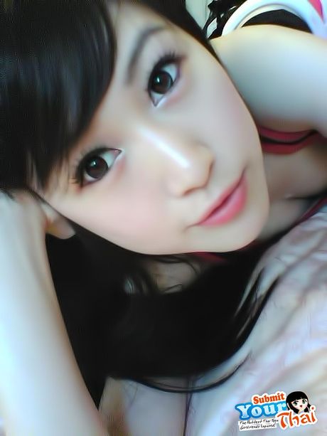 亞洲美女業餘女孩在獨奏中展示她驚人的身材和姿勢