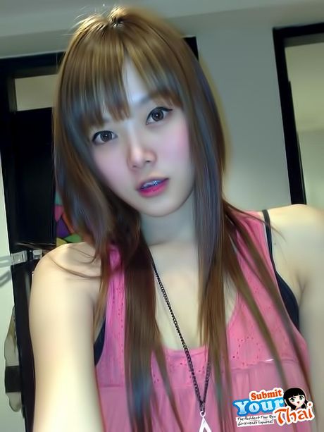 亞洲美女業餘女孩在獨奏中展示她驚人的身材和姿勢