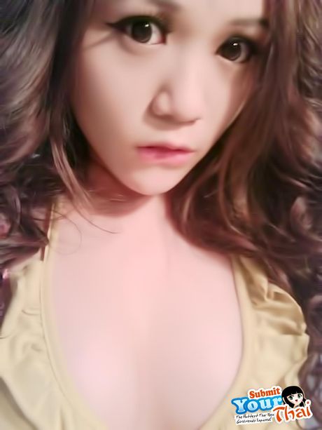 亞洲美女業餘女孩在走廊上裸身，露出紅唇