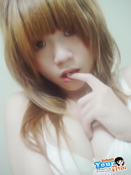 亞洲美女業餘女孩在走廊上裸身，露出紅唇