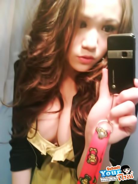 亞洲美女業餘女孩在走廊上裸身，露出紅唇