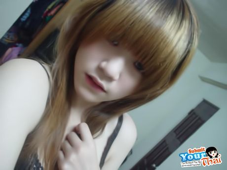 亞洲美女業餘女孩在走廊上裸身，露出紅唇