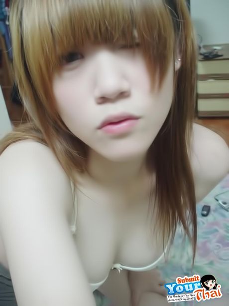 亞洲美女業餘女孩在走廊上裸身，露出紅唇