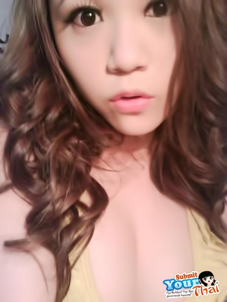 亞洲美女業餘女孩在走廊上裸身，露出紅唇