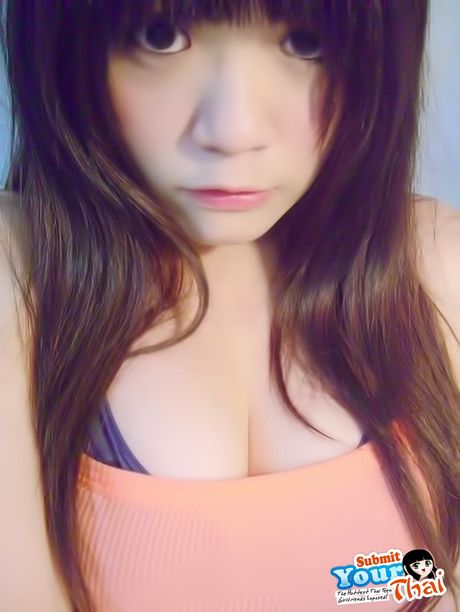 アジアの美しいアマチュア女の子が彼女の猫を見せながら赤い唇を披露