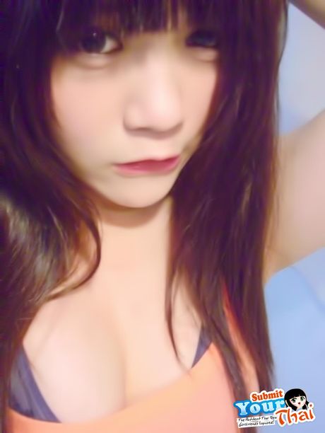 アジアの美しいアマチュア女の子が彼女の猫を見せながら赤い唇を披露