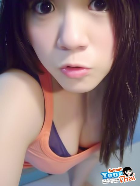 Asiatisk skønhed amatørpige viser røde læber, mens hun viser sin fisse