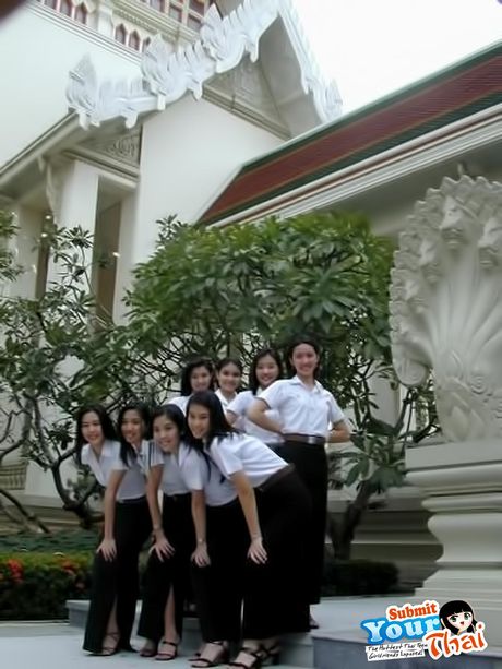 亞洲青少年業餘女孩展示了她驚人的胸部，並在獨奏中展示了她的裸露肌膚