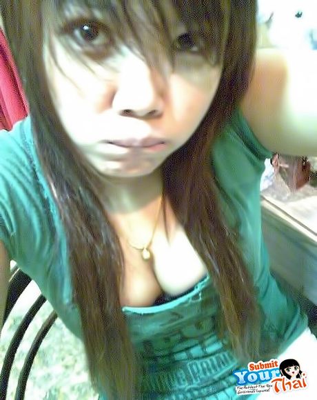 亞洲青少年業餘女孩展示了她驚人的胸部，並在獨奏中展示了她的裸露肌膚