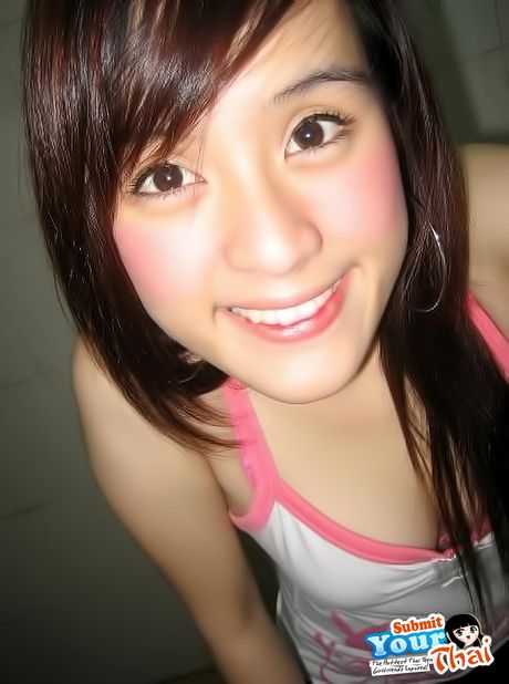 亞洲青少年業餘女孩展示了她驚人的胸部，並在獨奏中展示了她的裸露肌膚