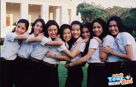 亞洲青少年業餘女孩展示了她驚人的胸部，並在獨奏中展示了她的裸露肌膚