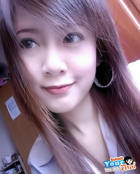 アジアの十代のアマチュア女の子が彼女の大きな胸を見せて、ソロでポーズをとる