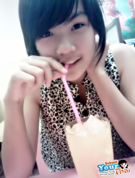 アジアの十代のアマチュア女の子が彼女の大きな胸を見せて、ソロでポーズをとる