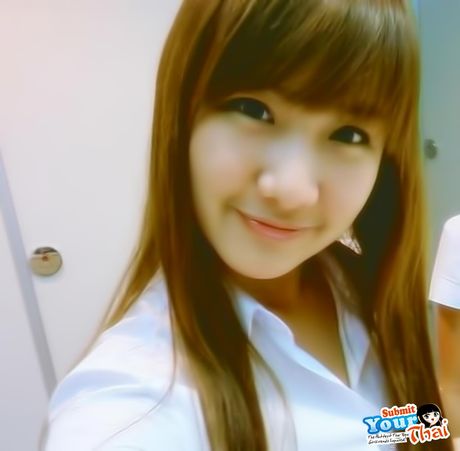 アジアの十代のアマチュア女の子が彼女の大きな胸を見せて、ソロでポーズをとる