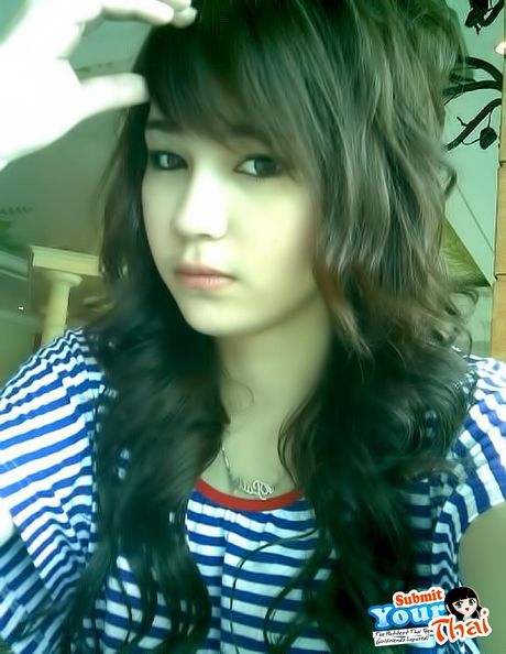 アジアの十代のアマチュア女の子が彼女の大きな胸を見せて、ソロでポーズをとる