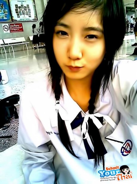 アジアの十代のアマチュア女の子が彼女の大きな胸を見せて、ソロでポーズをとる