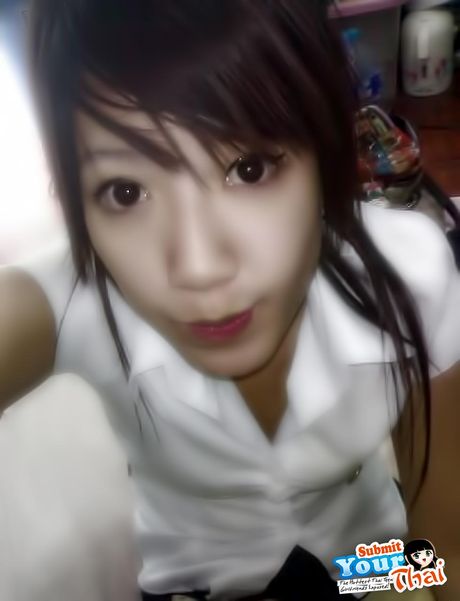 アジアの十代のアマチュア女の子が彼女の大きな胸を見せて、ソロでポーズをとる