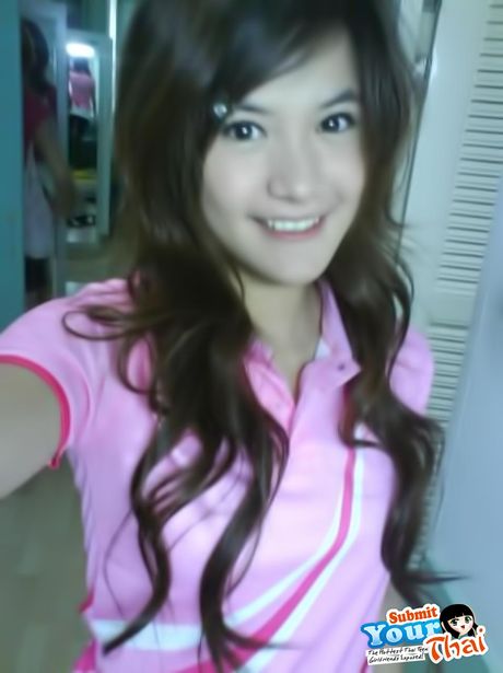 アジアの十代のアマチュア女の子が彼女の大きな胸を見せて、ソロでポーズをとる