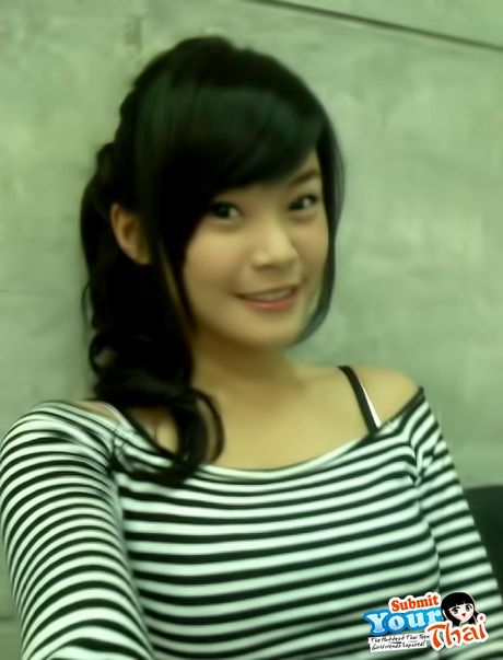 アジアの十代のアマチュア女の子が彼女の大きな胸を見せて、ソロでポーズをとる