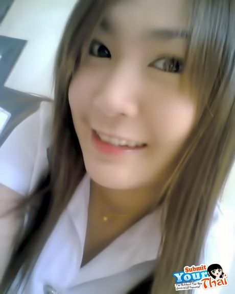 アジアの十代のアマチュア女の子が彼女の大きな胸を見せて、ソロでポーズをとる