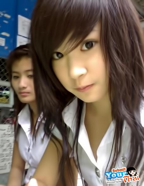 亞洲青少年業餘女孩展示她的大胸部並獨自擺姿勢