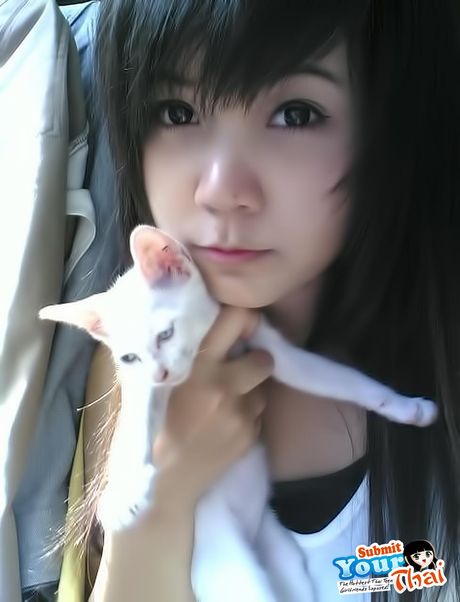 アジアの十代のアマチュア女の子が彼女の大きな胸を見せて、ソロでポーズをとる