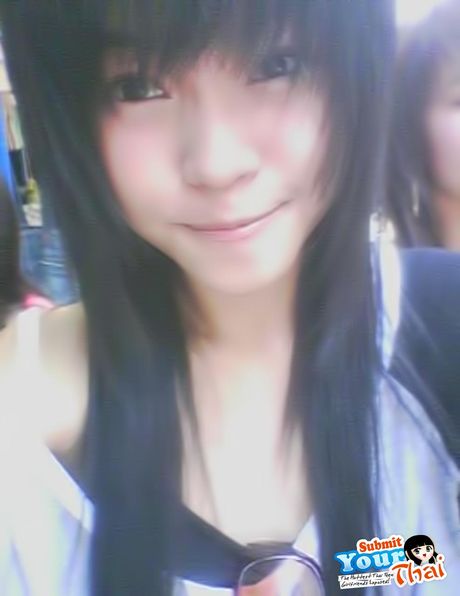 アジアの十代のアマチュア女の子が彼女の大きな胸を見せて、ソロでポーズをとる