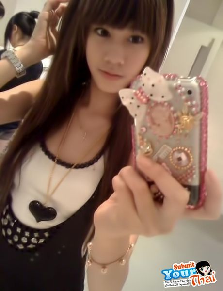 アジアの十代のアマチュア女の子が彼女の大きな胸を見せて、ソロでポーズをとる