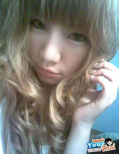 アジア人形のアマチュアガールが小さな胸を露出し、ビーチで完全な裸を披露