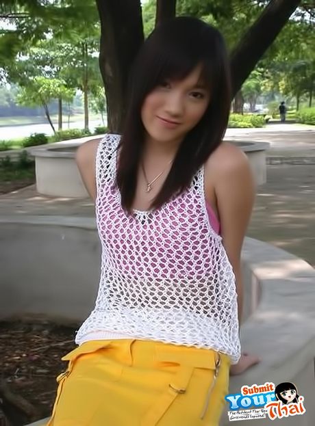 アジア人形のアマチュアガールが小さな胸を露出し、ビーチで完全な裸を披露