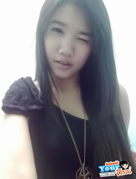 アジア人形のアマチュアガールが小さな胸を露出し、ビーチで完全な裸を披露