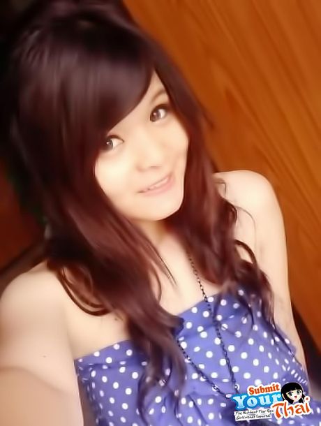 Asiatisk dukke amatørpige blotter sine små bryster og afslører sin komplette nøgenhed på stranden