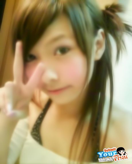 アジア人形のアマチュアガールが小さな胸を露出し、ビーチで完全な裸を披露