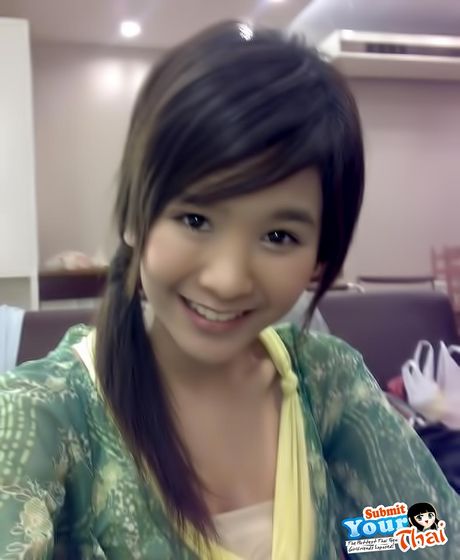 Asiatisk dukke amatørpige blotter sine små bryster og afslører sin komplette nøgenhed på stranden