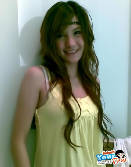 アジア人形のアマチュアガールが小さな胸を露出し、ビーチで完全な裸を披露