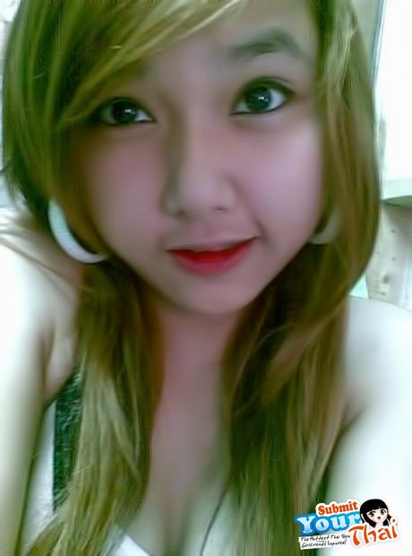 引人注目的泰國美女業餘女孩穿著黑色連身裙和高跟鞋赤身裸體