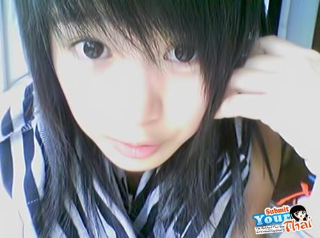 引人注目的泰國美女業餘女孩穿著黑色連身裙和高跟鞋赤身裸體