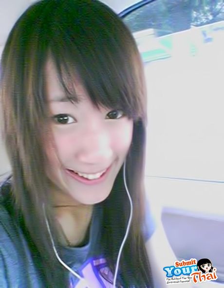 引人注目的泰國美女業餘女孩穿著黑色連身裙和高跟鞋赤身裸體