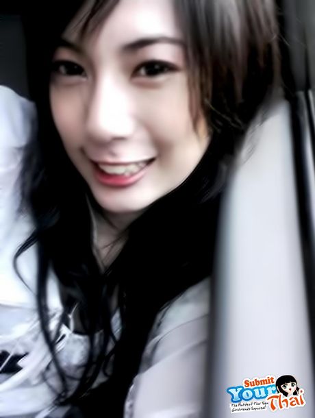 引人注目的泰國美女業餘女孩穿著黑色連身裙和高跟鞋赤身裸體