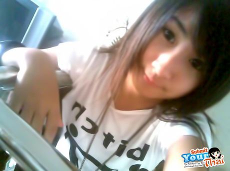 印象的なタイの可愛い素人の女の子が黒いドレスとハイヒールで裸になる