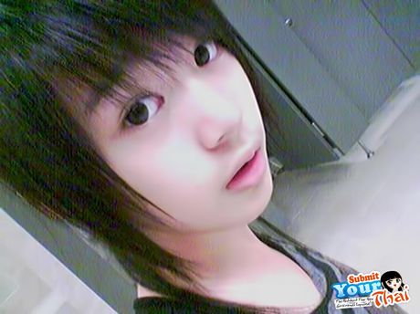 引人注目的泰國美女業餘女孩穿著黑色連身裙和高跟鞋赤身裸體