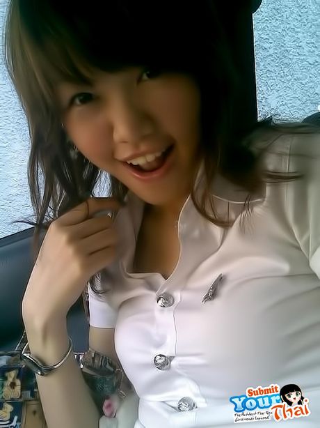 アジアの美しいアマチュア女の子が彼女の素晴らしい胸とポーズをソロで披露