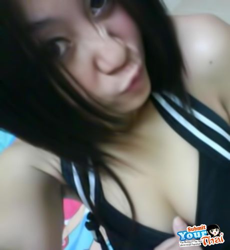 亞洲美女業餘女孩展示她驚人的胸部並獨自擺姿勢