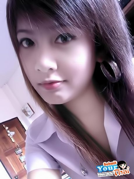 Asiatisk skønhed amatørpige præsenterer sine fantastiske bryster og poserer solo