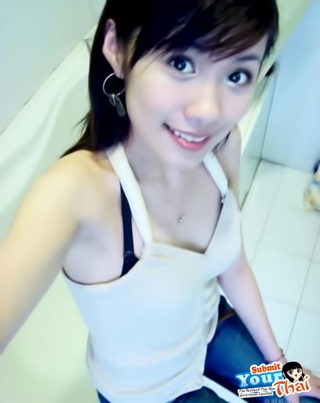 亞洲美女業餘女孩展示她驚人的胸部並獨自擺姿勢