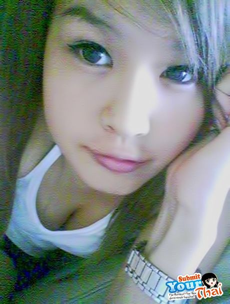 素晴らしいタイの素人の女の子が彼女の自然なおっぱいを露出し、ヌードで自分自身を明らかにします